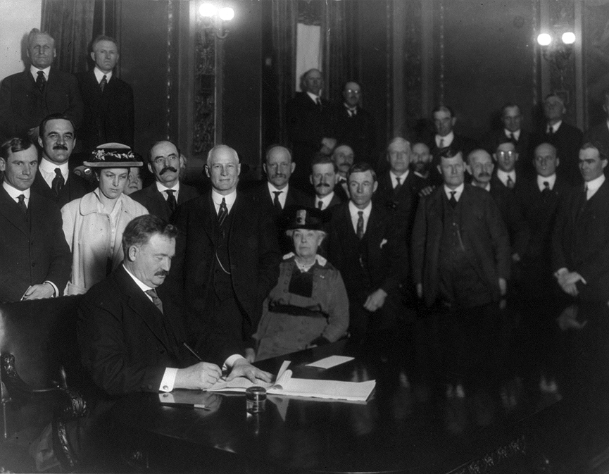 El gobernador Peter Norbeck, firmando la ley seca en 1917. Biblioteca del Congreso