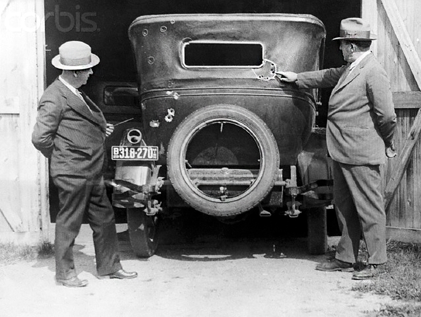 Sheriff Hugh Reidy, señalando los agujeros de bala en el auto de Henry Vikkula. Minnesota, 1929. Bettmann, Corbis