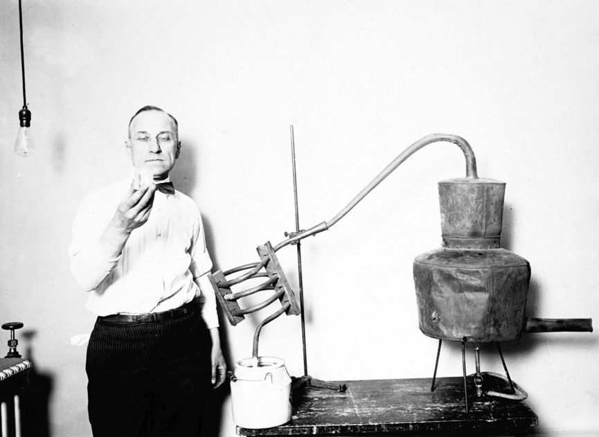 Examinando el contenido de un vaso de licor, 1926. Biblioteca del Congreso