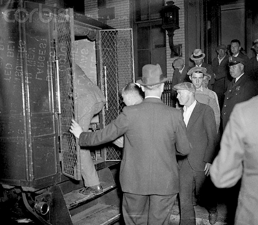 Policías proceden al arresto del personal de una destilería clandestina en Nueva York. Bettmann, Corbis