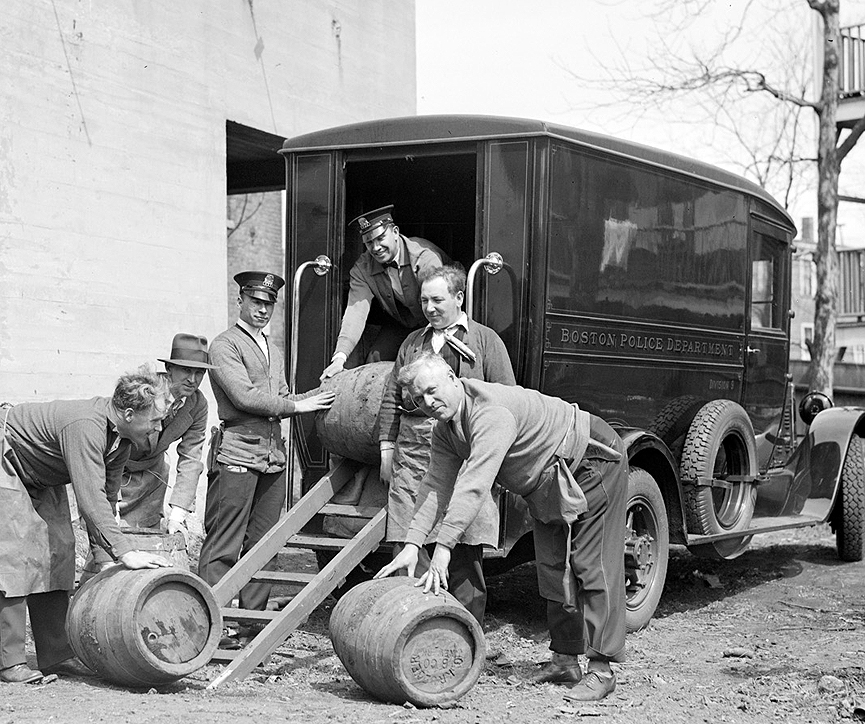 Policía de la División 9 de Boston con barriles incautados durante la Ley Seca, 1930. Boston Public Library