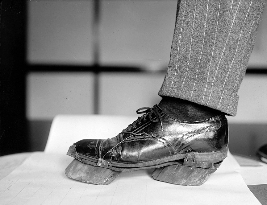 Zapatos que dejan huellas de vaca, usado por destiladores ilegales, 1924. Biblioteca del Congreso
