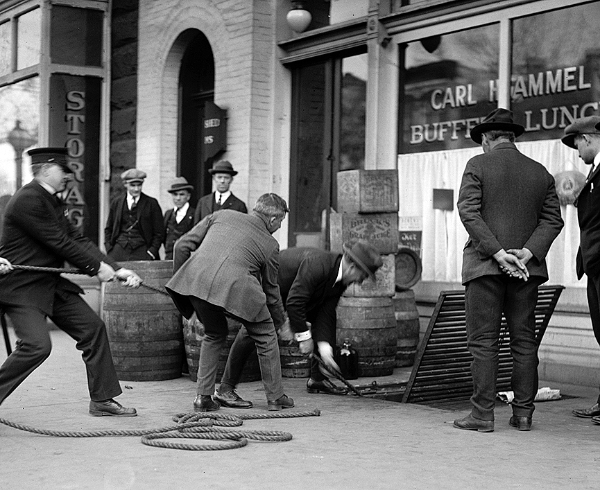 Agentes federales subiendo barriles de un escondite en la avenida de Pennsylvania. Washington, 1923. Biblioteca del Congreso