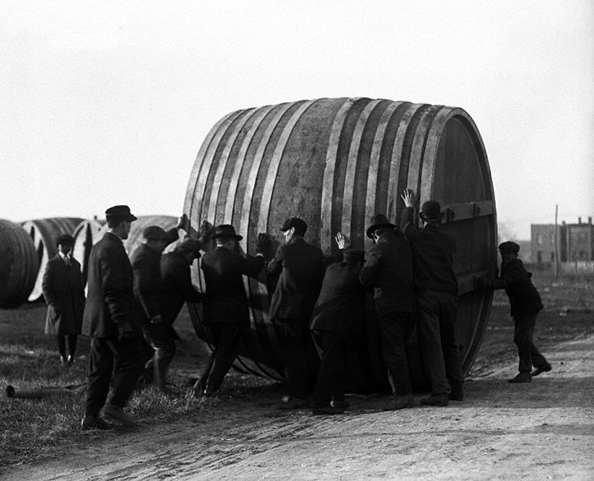 Empujando un enorme barril de cerveza. Washington, 1926. Bettmann, Corbis