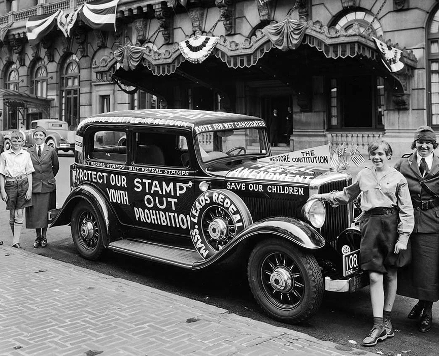 Coche decorado con slogans antiprohibición en Wilmington, Delaware, en 1930. Hagley Museum