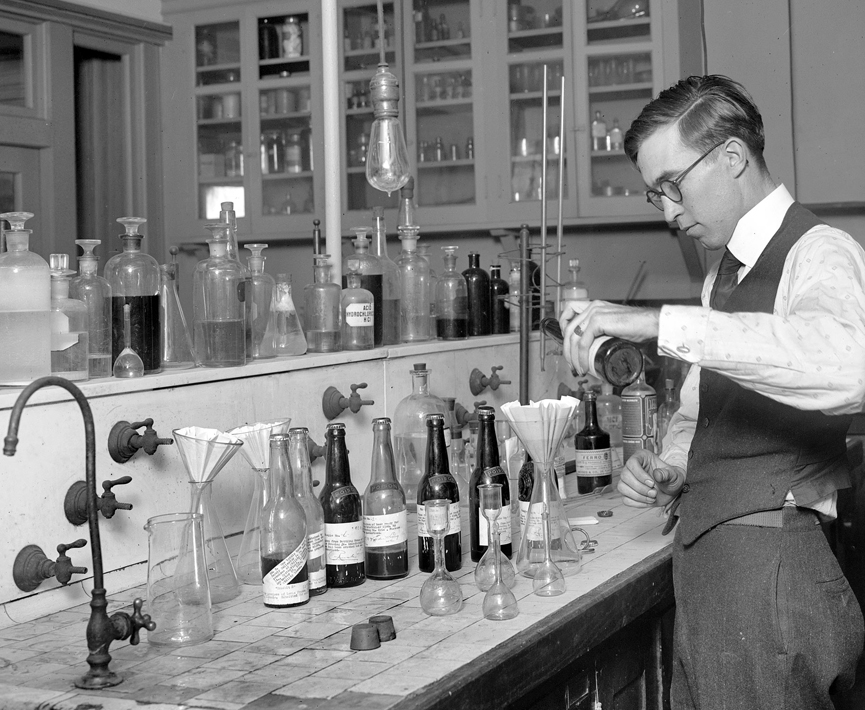 Midiendo el contenido de alcohol de diversas bebidas y tónicos en el inicio de la prohibición. Washington, 1920. Biblioteca del Congreso