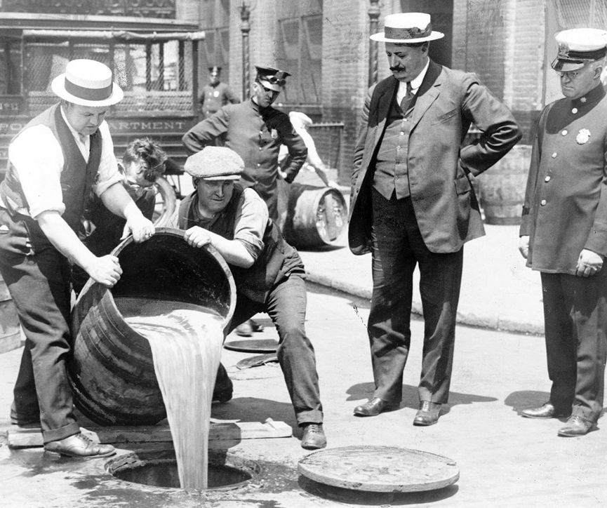 Vaciado de barriles en el alcantarillado de Nueva York en 1921. Biblioteca del Congreso