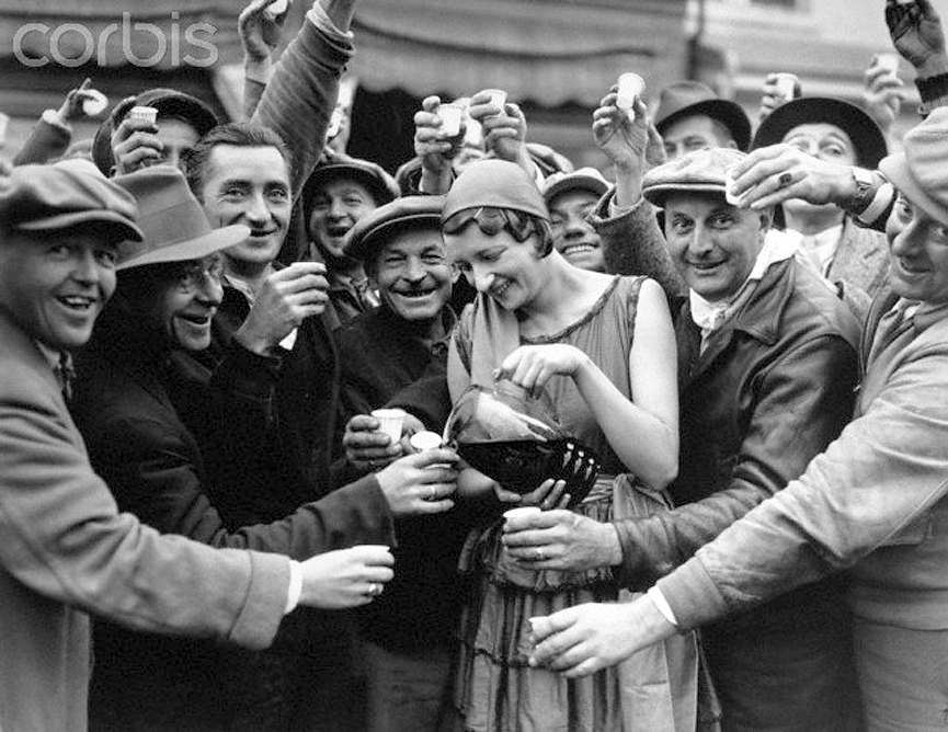 Celebrando con alegría la llegada de la derogación de la ley seca. 1933. Bettmann, Corbis