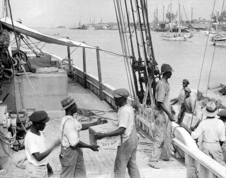 El Arethusa cargando alcohol en las Bahamas. Mariners Museum