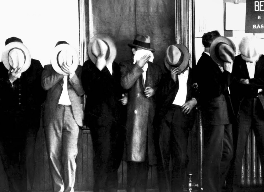 Contrabandistas en la estación de policía de Detroit, Michigan. 1929. PBS