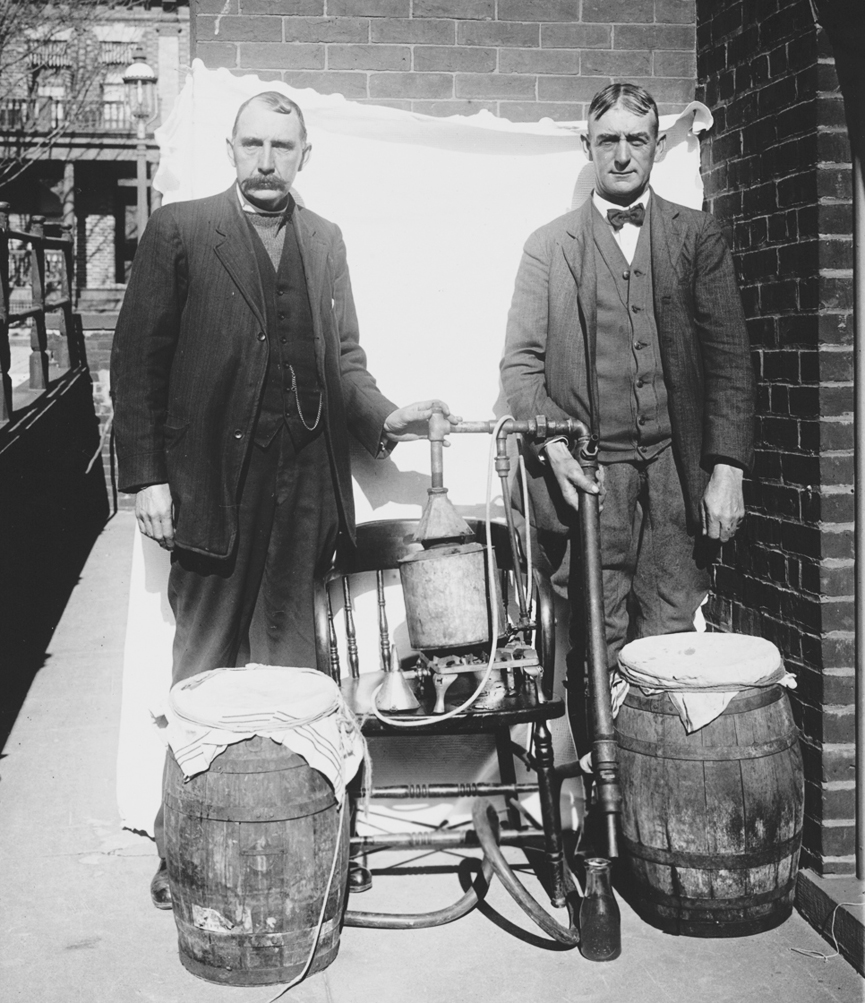 Dos hombres posando con un alambique casero de whisky, 1925. Biblioteca del Congreso