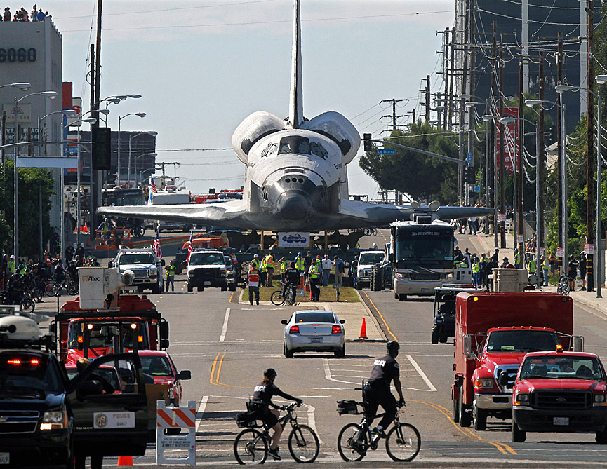 El Endeavour circulando por las calles de Los Ángeles hacia el Centro de Ciencias de California. Don Bartletti