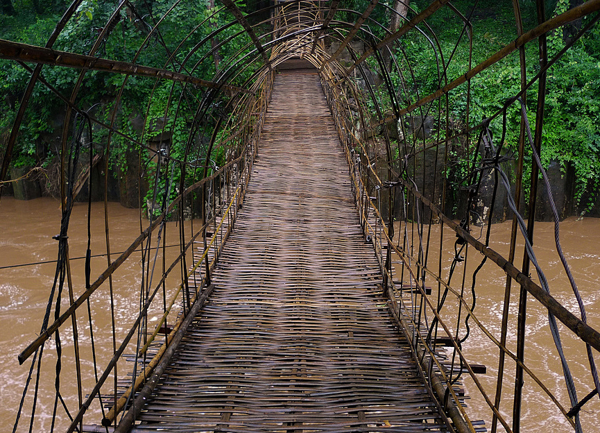 Vista desde el interior del puente colgante de bambú en Pa Suam. Ben The Man