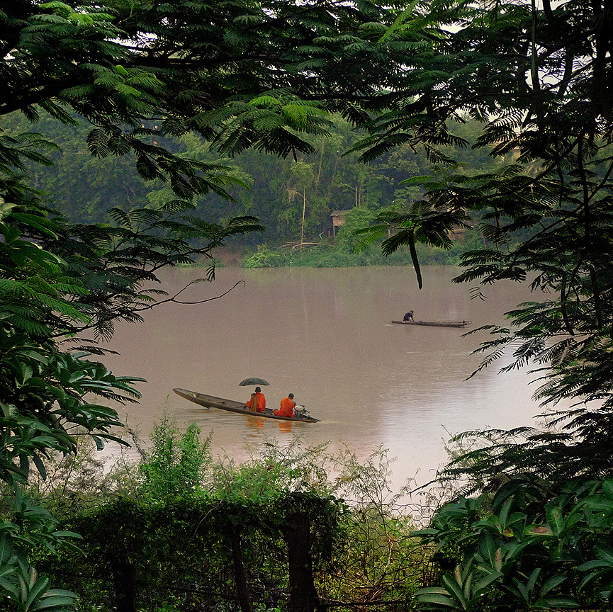 Desde la orilla, se puede observar el discurrir del río Xe Don cargado de lodo. Ben The Man