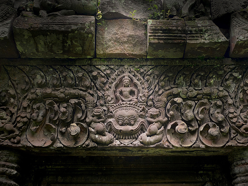Portico con el mítico Kala tallado en la piedra. Ben The Man
