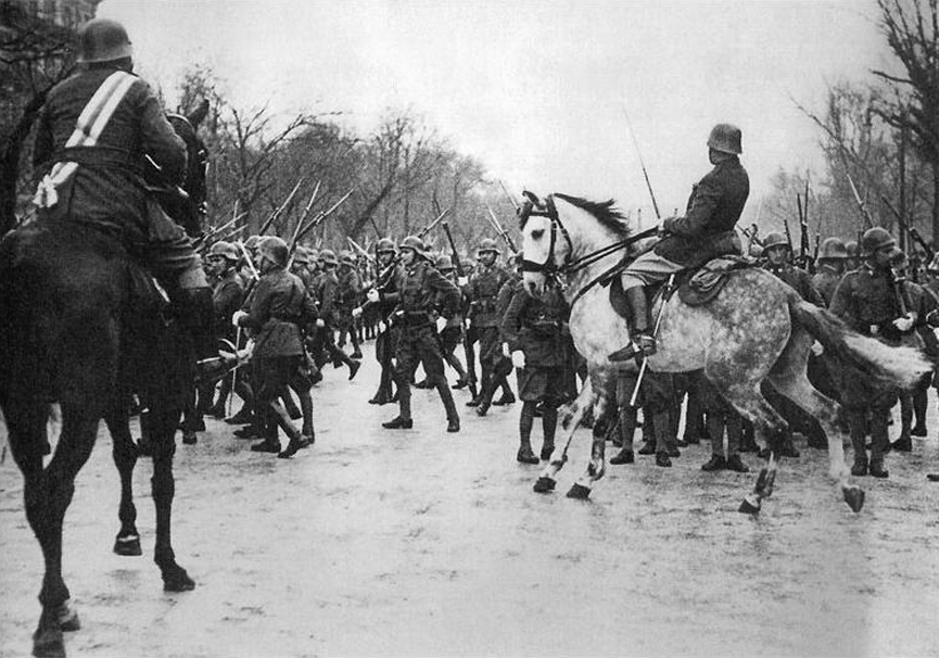 Caos en el Quinto aniversario de la republica. 1936