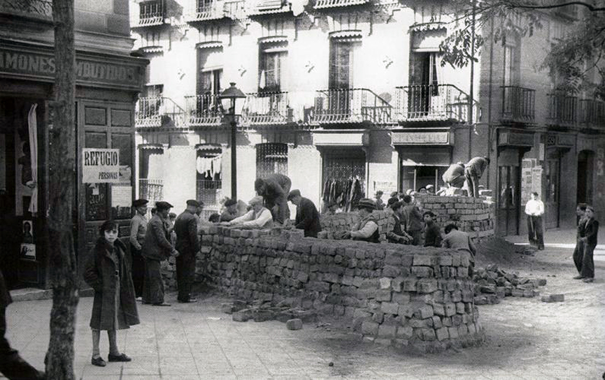 Trinchera en la calle Segovia. 1936
