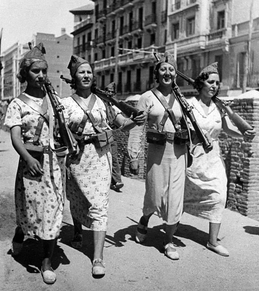 4 mujeres republicanas patrullando. 1937