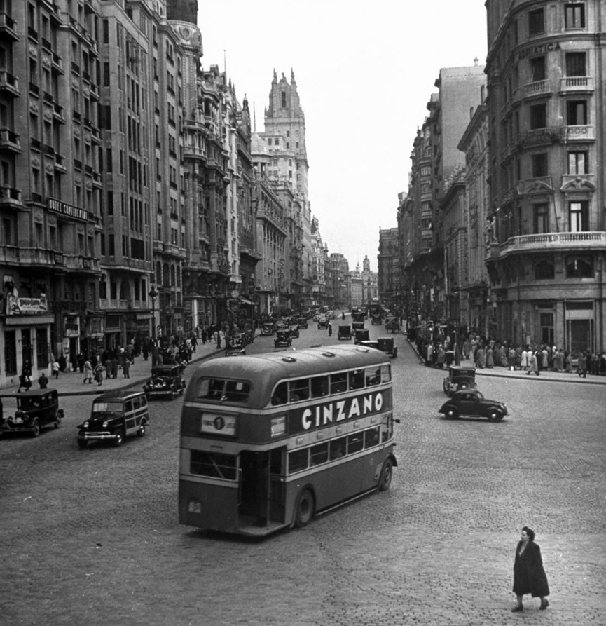 Autobus en la Gran Vía. 1949
