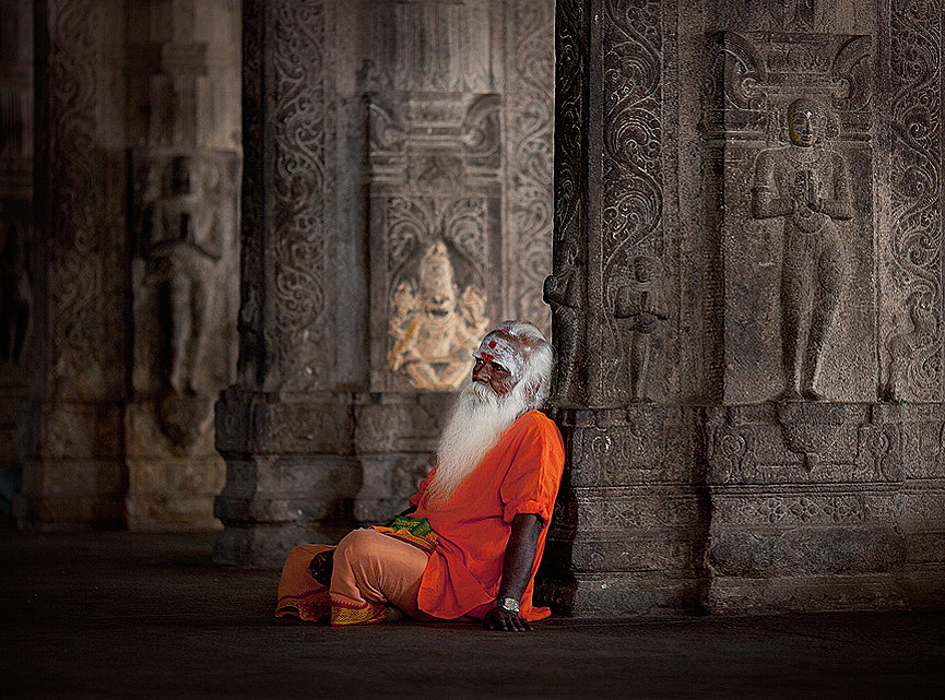 Devoto meditando apoyado en una columna. Cosmic UK