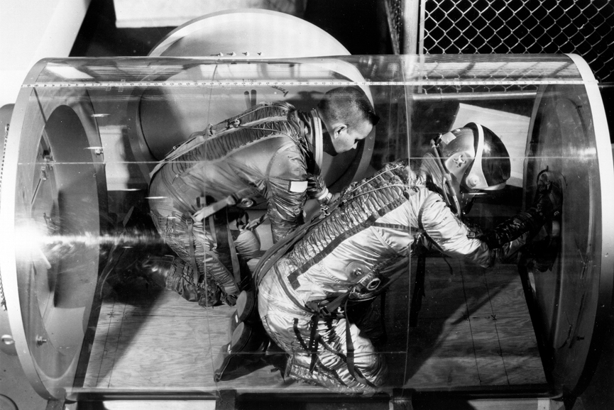 Pruebas en una cámara de aire. Langley Research Center, 1966. NASA