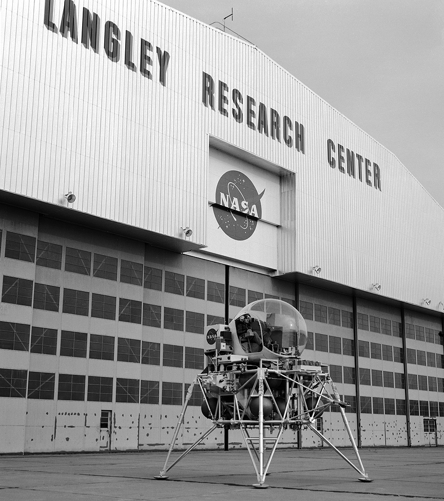 Vehículo simulador para el aterrizaje lunar, en el exterior del hangar del Centro Langley de la Nasa, en 1963. NASA
