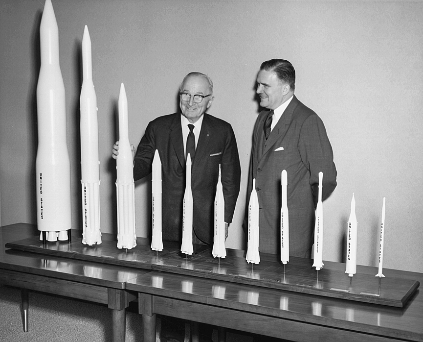 Harry S. Truman recibe una colección de modelos de cohetes para la Biblioteca Presidencial, en 1961. NASA