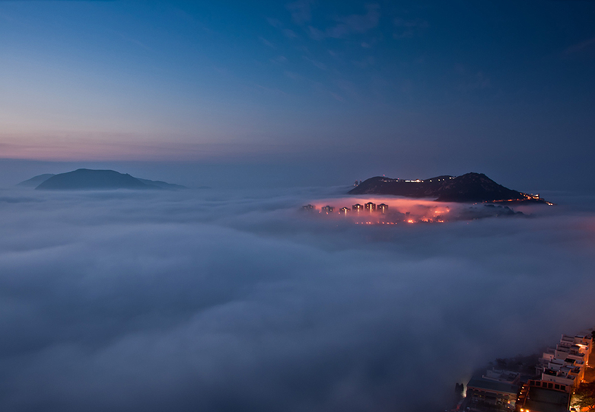 Niebla en la bahía de Tam Tai en Hong Kong. Brooksy