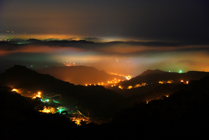 Noche de niebla en Juifan Town, Taiwan. Pan Pan
