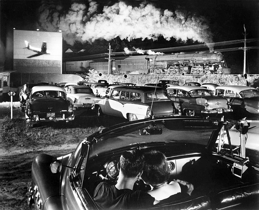 Hotshot Eastbound es una de sus mas conocidas fotografías, tomada en un cine Drive In, en Iaeger. West Virginia, 1956. Ogle Winston Link