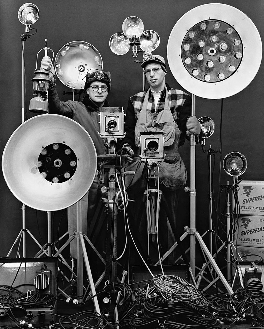 Winston Link y George Thom con parte de los equipos para la toma de escenas nocturnas con sincronizador de Flash, 1956. Ogle Winston Link