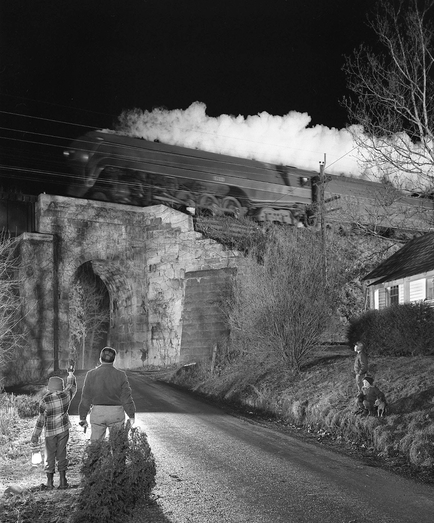Observando la marcha del tren sobre el paso elevado. Ogle Winston Link