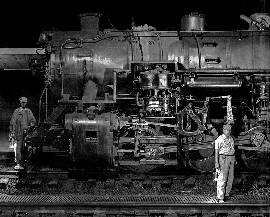 Trabajadores del turno de noche posando para el fotógrafo. Ogle Winston Link