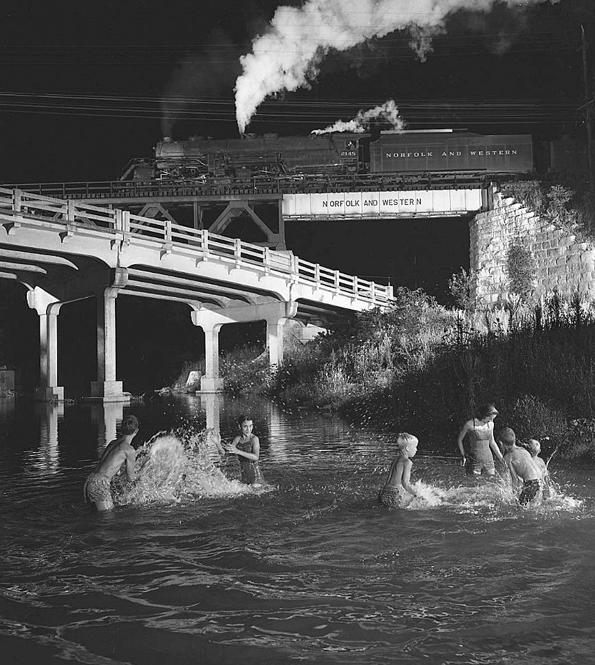 Hawksbill Creek, Virginia, en 1956. Ogle Winston Link