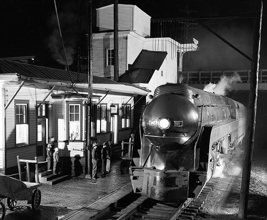 Llegando a la estación de Waynesboro, Virginia, el 14 de abril de 1955. Ogle Winston Link