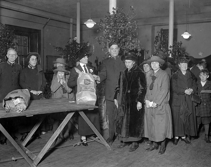 La señora Coolidge repartiendo bolsas de Navidad del Ejército de Salvación para familias necesitadas, 1924. Biblioteca del Congreso