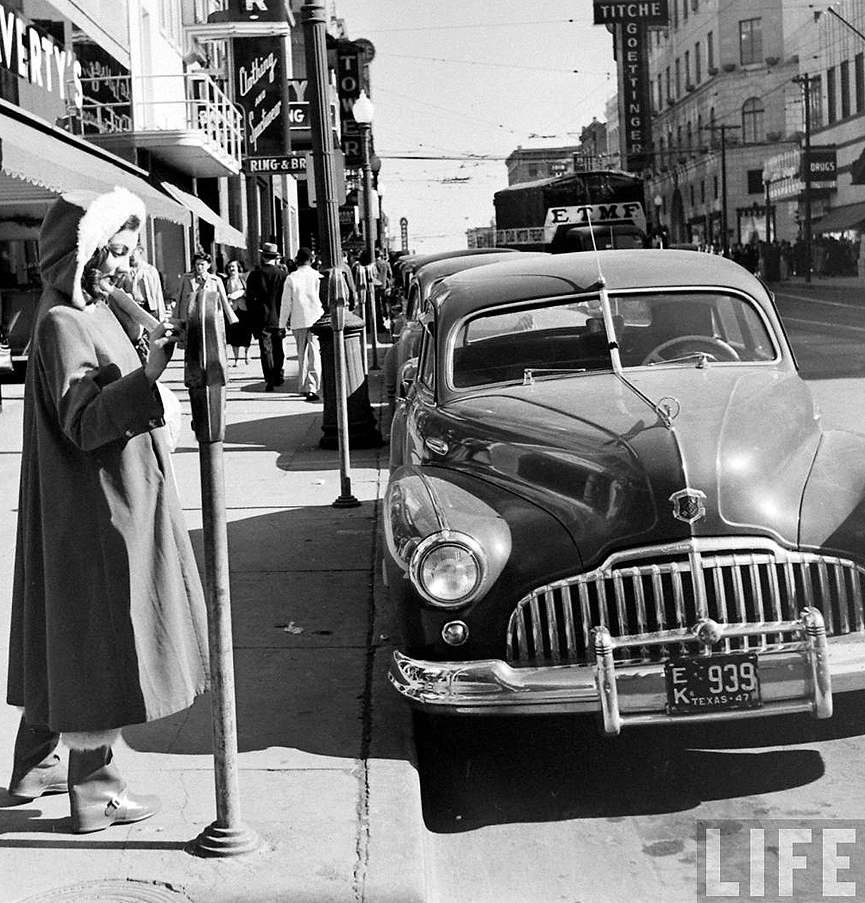 Una mujer vestida de Santa Claus usando un parquímetro, 1947. Life