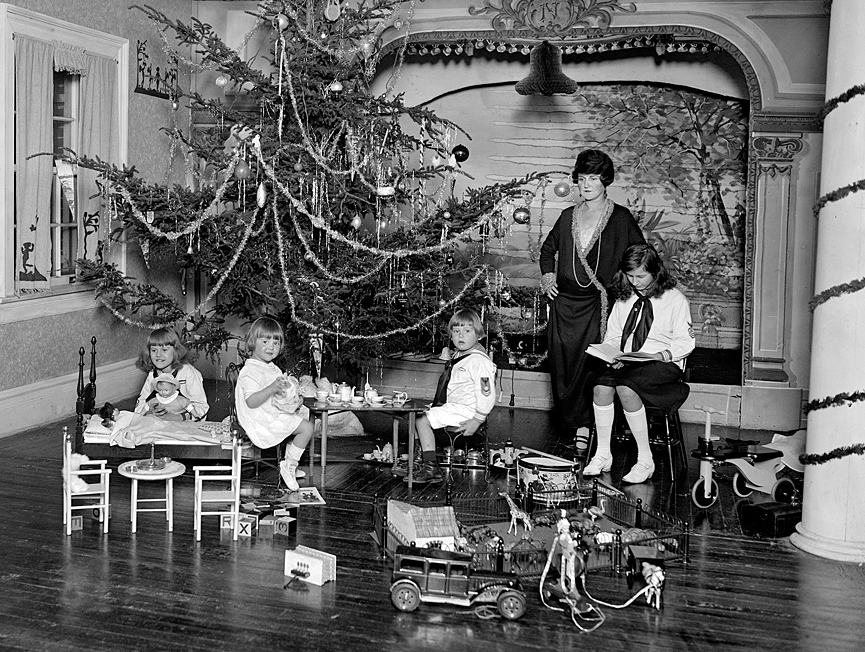 Gretchen Prochnik, posando con sus hijos junto al árbol de navidad. Washington 1923. Biblioteca del Congreso