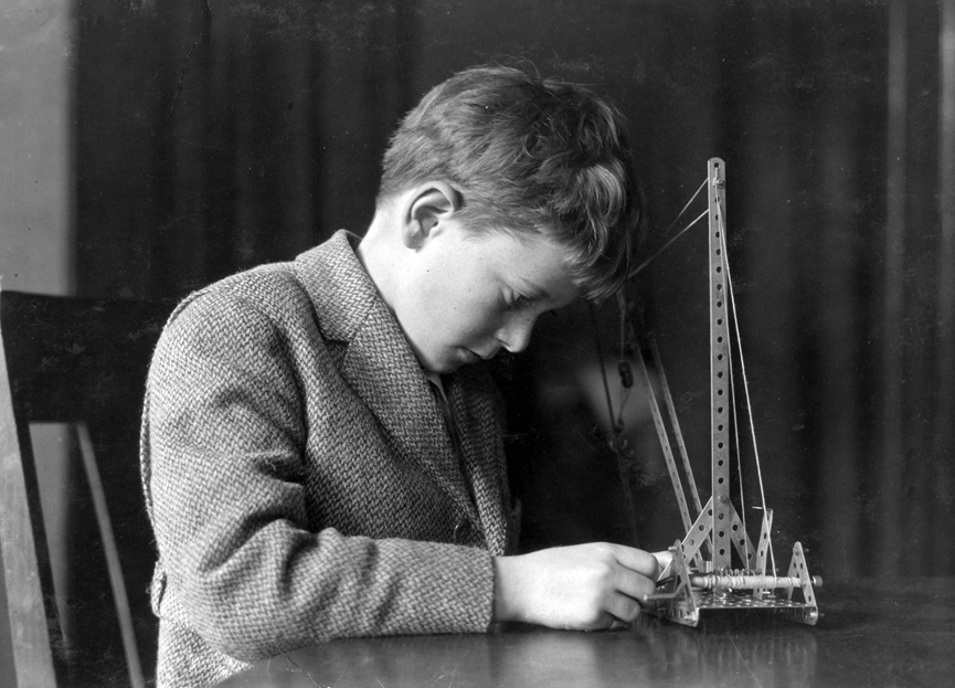 Montando una grua con un meccano. 1924. Biblioteca del Congreso