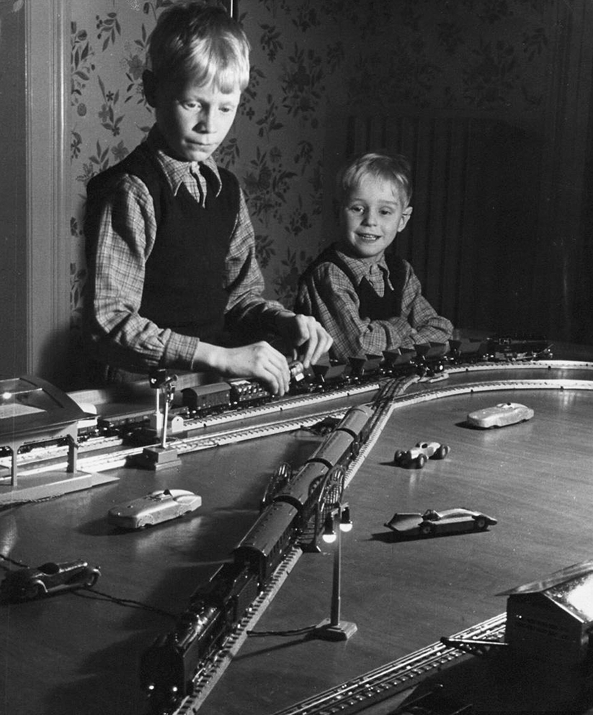 Jugando con un tren eléctrico plagado de detalles, en miniatura. Life