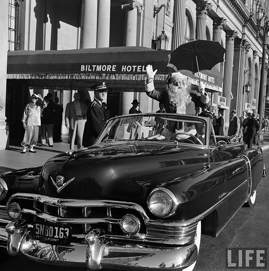 Santa Claus en un Cadillac, a las puertas del hotel Biltmore, 1951. Eyerman, Life