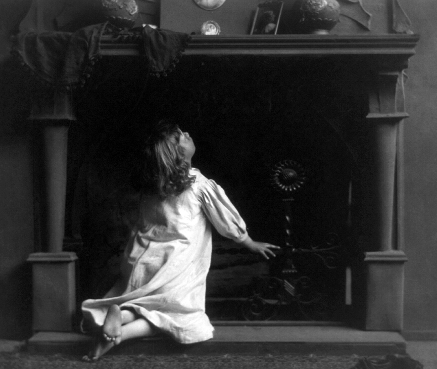 Esperando a que Santa Claus baje por la chimenea, 1900. Biblioteca del Congreso