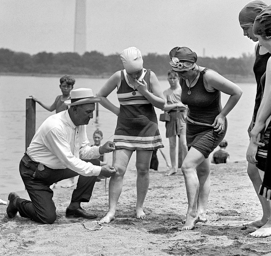 Policía comprobando la moralidad de los trajes de baño. Washington, 1922. Shorpy