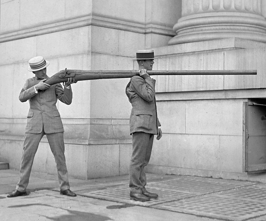 Jugando con un rifle gigante. Washington, 1923. Shorpy