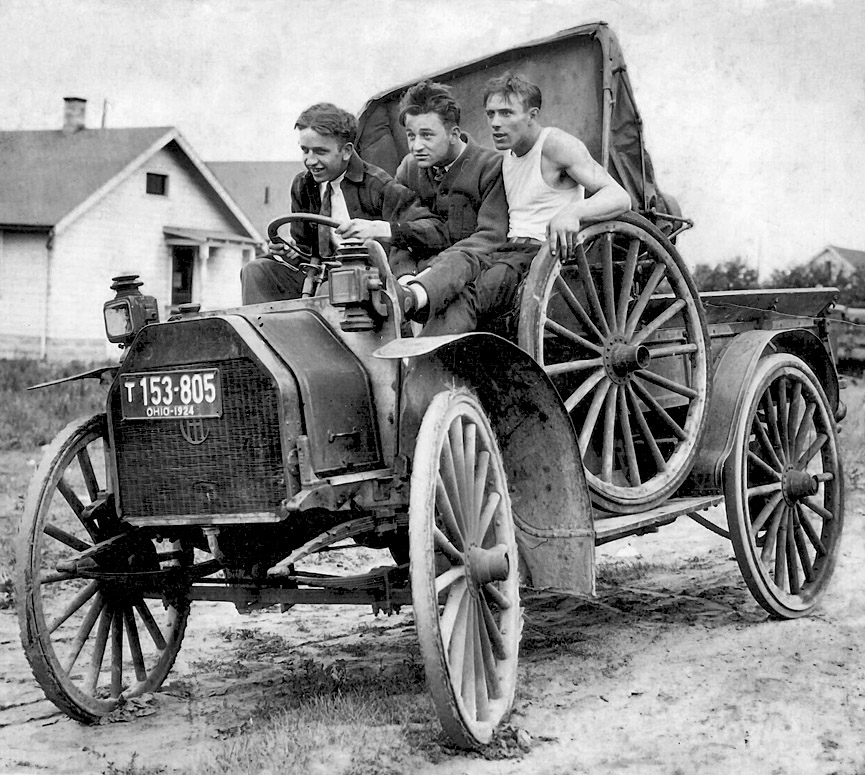 3 jóvenes haciendo el tonto en un Pickup. Ohio, 1924. Shorpy