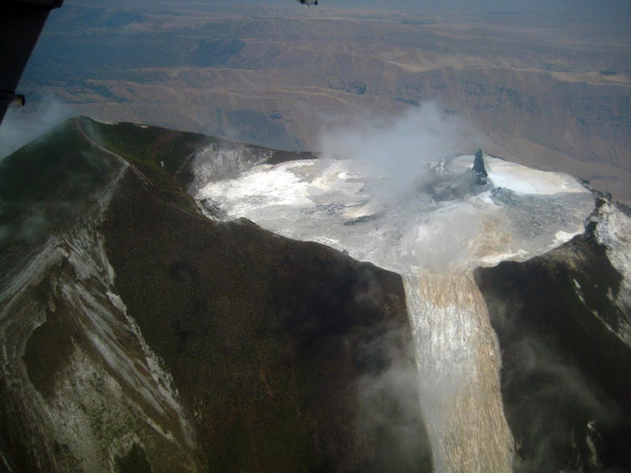 La lava fluye a veces como un río de aguas blancas