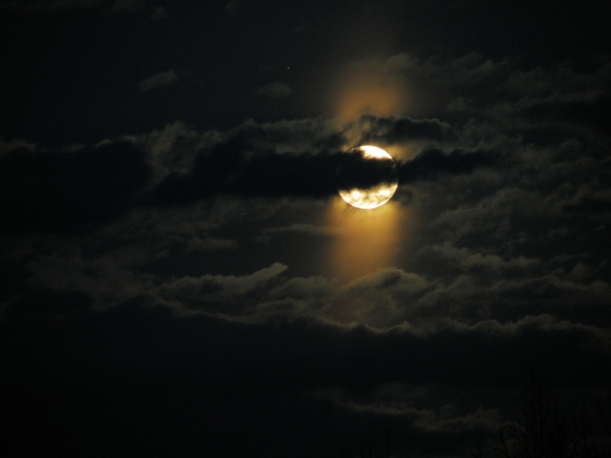 La Luna entre las nubes. Thomas Kirk