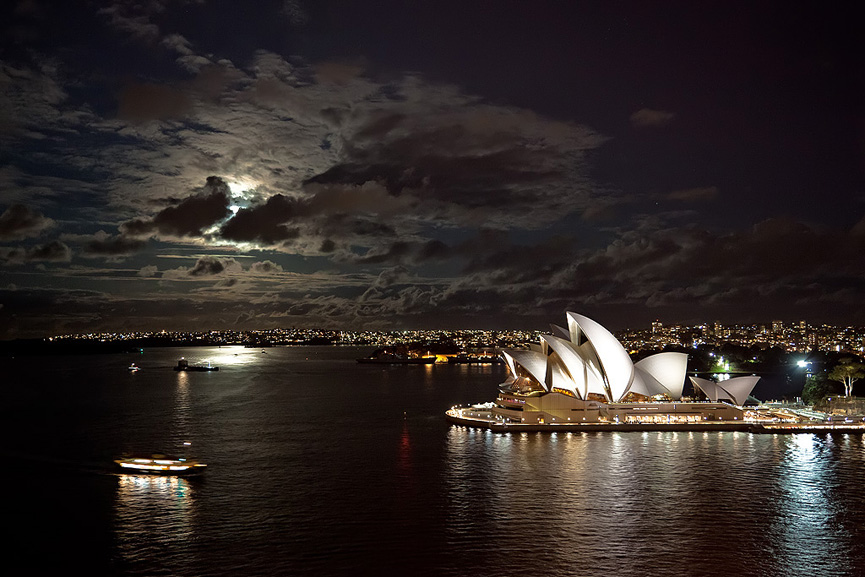 La luna llena se levanta sobre el puerto de Sydney. Luke Tscharke