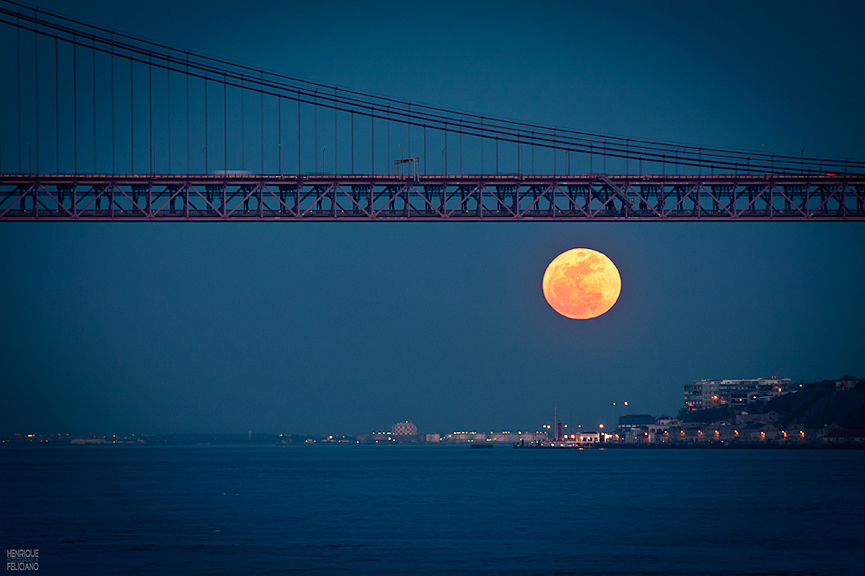 Luna llena bajo el puente 25 de Abril, en Lisboa. Feliciano Silva