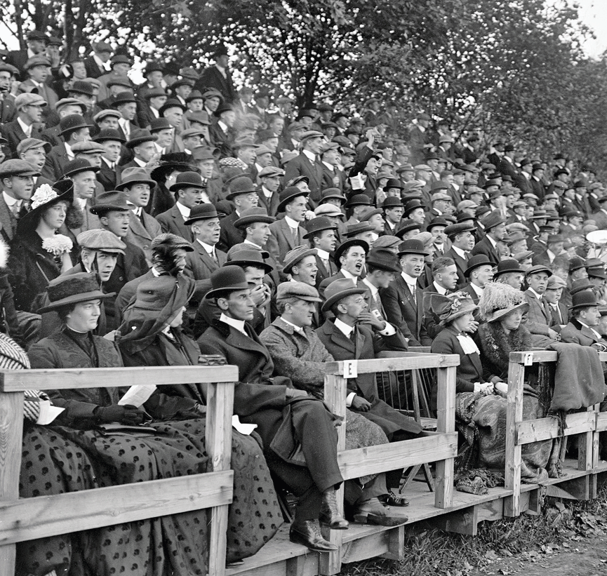 Espectadores en el partido donde el Carlisle venció por 34-20 al Georgetown. Washington, 1912. Shorpy